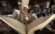 Muszlim férfi olvassa a Koránt a szanaai nagymecsetben