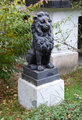 Zsolnay Miklóstól Bónis Malvinnak ajándékozott pirogránit oroszlánszobrok a villa kertjében (Görbe Márk felvétele)