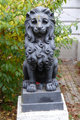 Zsolnay Miklóstól Bónis Malvinnak ajándékozott pirogránit oroszlánszobrok a villa kertjében (Görbe Márk felvétele)
