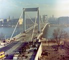 Az Erzsébet híd a terheléspróba előtt a Gellérthegyről nézve <br /><i>Fotó: Fortepan</i>