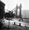 Március 15. tér, balra Erzsébet királyné emlékműve, szemben a lerombolt Erzsébet híd hídfője, 1958 <br /><i>Március 15. tér, balra Erzsébet királyné emlékműve, szemben a lerombolt Erzsébet híd hídfője</i>