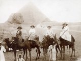 Turisták pózolnak tevék hátán a Szfinx előtt 1900 körül