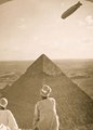 Piramislátkép zeppelinnel