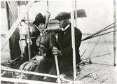 Wilbur Wright sétarepülésre viszi Edith Berget 1908-ban