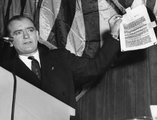 Joseph McCarthy a vélelmezett kommunisták nevét tartalmazó dokumentumot lobogtatja