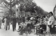 Német tisztek egy párizsi kávéháznál