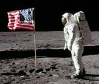 Neil Armstrong a Holdra tűzött amerikai zászlóval