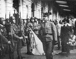 Katonák üdvözlik IV. Károlyt a győri vasútállomáson a második visszatérési kísérlet idején
