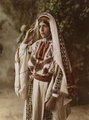Hímzett ruhát és fátylat viselő ara Palesztinából (1914)