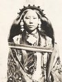 Egy lhászai (Tibet) előkelő leánya menyasszonyi viseletben (1912)