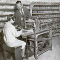 Kenyérszeletelő-gép és St. Louis-i pékségben 1930-ban 