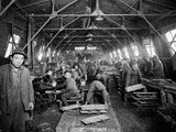 Kínai munkások munka közben egy angliai gyárban