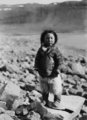Grönland partjain egy fiatal őslakossal (1927 körül)
