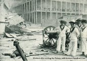 Brit matrózok pózolnak egy ágyúval a szétlőtt szultáni palota előtt
