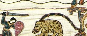 Habár a normann hódítás lényege az volt, hogy Harold angol király seregét legyőzzék, az egyik alsó csatajelenet betekintést enged az ütközet legrejtettebb részletébe is, amikor egy bátor lovag egy fához kikötött medve ellen támadt.