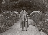 Claude Monet egy kertben
