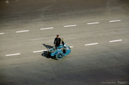 Magányos rendőr egy moszkvai úton (a felvétel feltehetően az amerikai nagykövetség tetejéről készült)