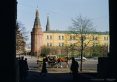 Egy lovas szekár hajt el a Kreml mellett (a felvétel a régi amerikai nagykövetség épületének kapujából készült)