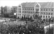 Tüntetés a pécsi Szent Mór kollégium ellőtt a forradalom idején