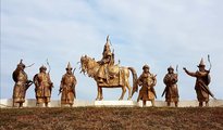 Nemrég készült el Ópusztaszeren az Árpád és vezérei című szoborkompozíció, amelyet októberben már felállítottak, de a hivatalos átadására még nem került sor