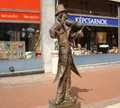 Utcai zene nevű bronzszobor a szegedi Kárász utcában