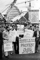Diákok tiltakoznak és az operaháztól a parlament elé vonulnak 1966. március 3-án, miután az építész visszalépését megtudták