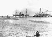 A USS Maine behajóz a havannai öbölbe 1898. január 25-én. A háború kiváltó okát az jelentette, hogy 1898 februárjában felrobbant az amerikai állampolgárok védelmére egy hónappal korábban Havannába küldött USS Maine nevű hadihajó. A robbantással a spanyolokat vádolták meg, a katasztrófa okait azonban még ma sem ismerjük.