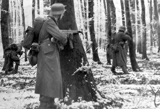 Német csapatok a téli Ardennekben (Bundesarchiv, Bild 183-1985-0104-501 / Lange / CC BY-SA 3.0)