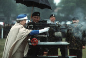 A királynő kipróbál egy L85-ös gépkarabélyt