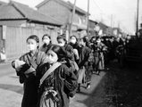 Japán iskoláslányok maszkban a spanyolnátha-járvány idején (kép forrása: Bettmann Archive)