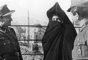 Német katonák beszélgetnek egy muszlim nővel Mostarban 1944-ben