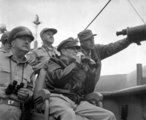 Douglas MacArthur tábornok Incshon kikötőjét pásztázza 1950. szeptember 15-én