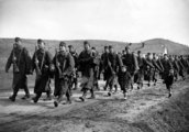 Gyerekek kísérik a Kárpátaljára bevonuló honvédcsapatokat 1939 márciusában