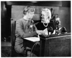 Eleanor Roosevelt és Clementine Churchill 1944-ben, a kanadai rádióban sugárzott beszélgetésük előtt