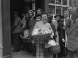 A guernseyi Mont Arrive egyik asszonya mosolyogva mutatja élelmiszerrel teli kosarát a sziget felszabadulása után, 1945. május