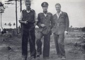 George Harsh hadnagy (b) táborbéli bajtársai, Bob Tuck (k) és az amerikai Bill Webster társaságában. A sors fintora, hogy mivel Harsh-ot áthelyezték a szökés előtt egy másik táborba, elkerülte a nácik retorzióját.