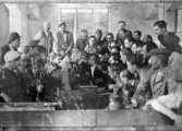 Sakkozó munkások sztrájk idején a Soroksári úti Fegyvergyárban, 1917. (Kép forrása: Fortepan / Ferencvárosi Helytörténeti Gyűjtemény)