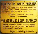 „Csak fehérek használhatják” – felirat az apartheid időszakából
