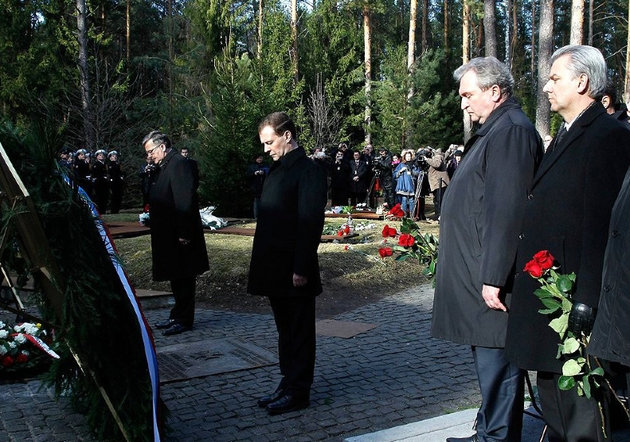 Dmitrij Medvegyev orosz és Bronislaw Komorowski lengyel elnök megkoszorúzta a katyńi mészárlás emlékművét 2011-ben (Wikipédia / Kremlin.ru /  CC BY 4.0)