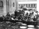 A Nemzetközi Orvostörténeti Kongresszus résztvevői gyárlátogatáson a Dreher sörgyárban (1929) (Fortepan / Semmelweis Egyetem Levéltára)