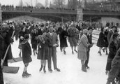 Korcsolyázó tömeg a Városligeti Műjégpályán 1930-ban