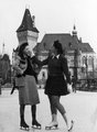 Huncutkodó hölgyek a Városligeti Műjégpályán, háttérben a Vajdahunyad vára (1940)