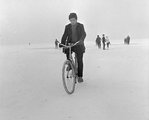 Bicikliző a Balaton jegén 1971-ben, a háttérben korcsolyázók