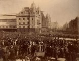 Kossuth Lajos koporsójának érkezését várják a Nyugati pályaudvaron (Erdélyi Mór felvétele)