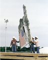 Az űrrepülőgép egyik roncsdarabját éppen a használaton kívüli Minuteman rakétasilóba helyezik