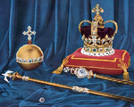 A fő koronaékszerek: Szent Eduárd koronája, az országalma, a két jogar és a gyűrű