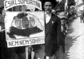 Az erdélyi bevonulást ünneplő férfi Trianonra emlékeztető transzparenst mutat nagy-Magyarország térképpel és „Nem nem soha!” felirattal (MTI / Hadtörténeti Intézet)