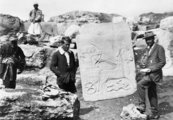 Leonard Woolley (j) és Arábiai Lawrence egy hettita kőtáblával, 1910-es évek