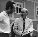 Wigner Jenő (j) Szűcs Ervin professzorral az MTA Vendégház előtt, 1976. (Fortepan / Bojár Sándor)