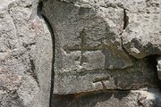 A XIV. századból származó, keresztet ábrázoló faragás a vár udvarán (Wikipedia / Takkk / CC BY-SA 3.0)